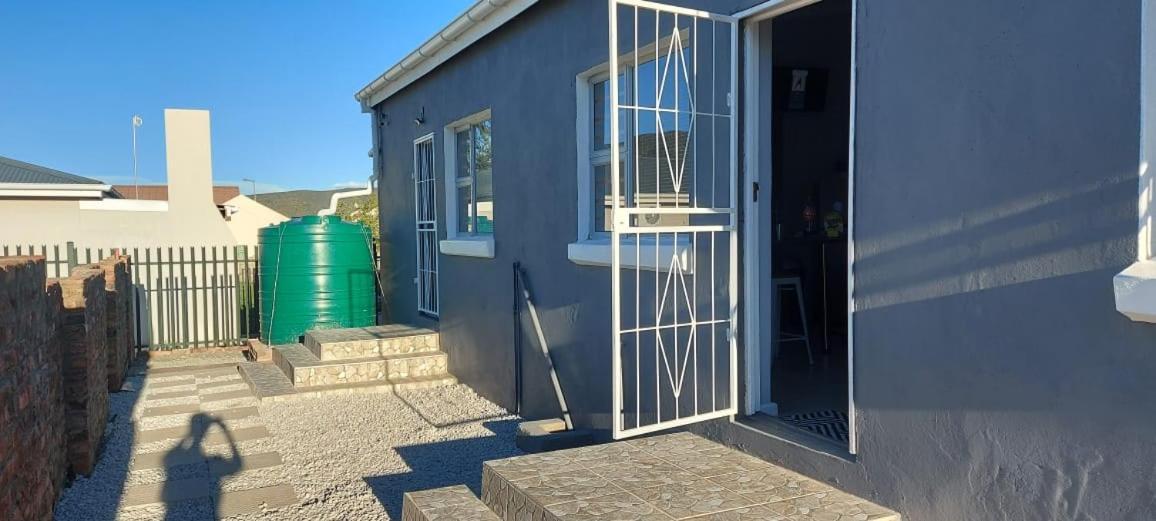Tj Self-Catering Apartment Graaff Reinet Exterior photo
